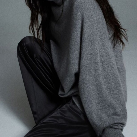 H&M Oversized Cashmere Turtleneck Sweater - Picture 3 of 7